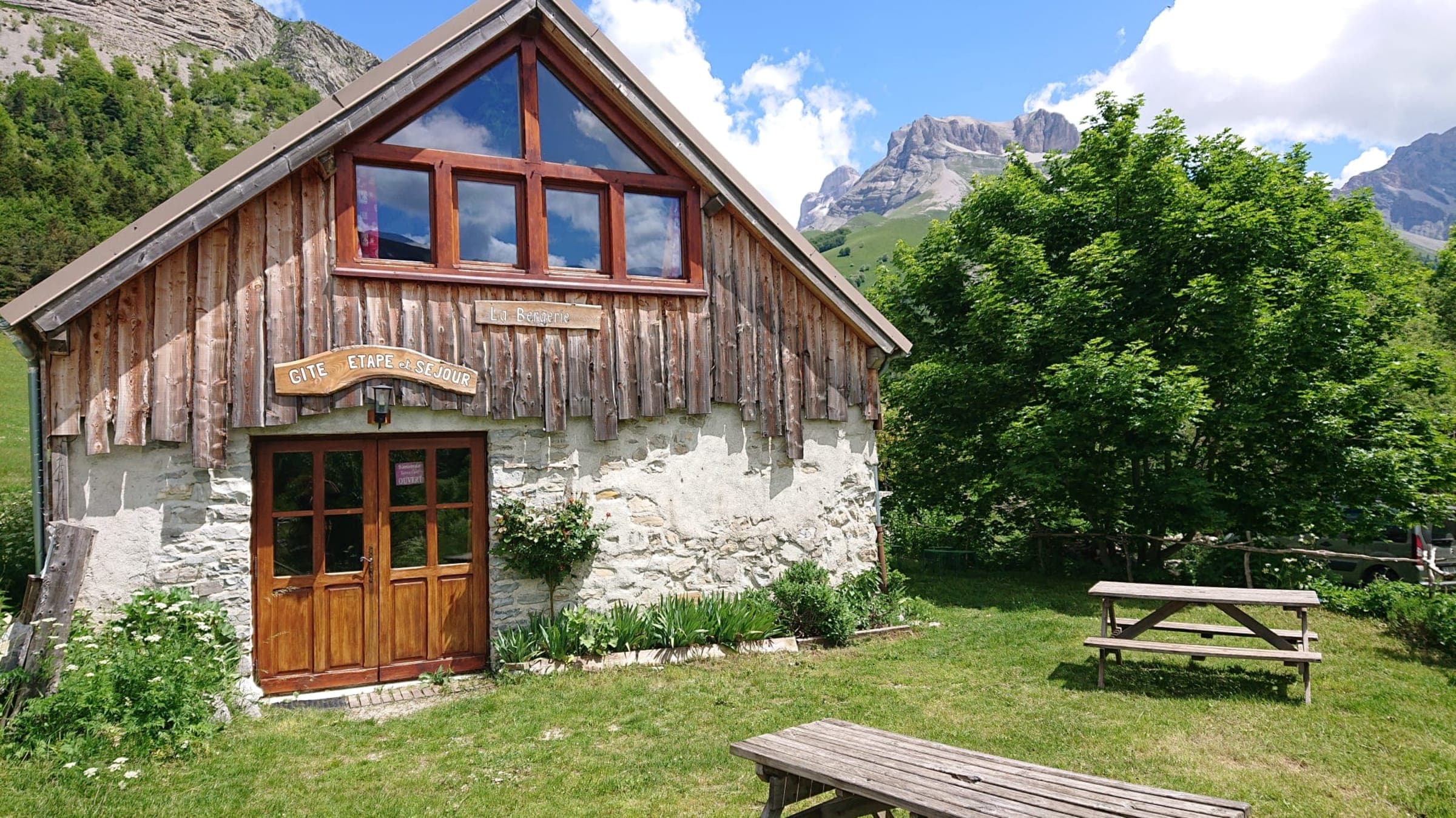 Le gîte de La Bergerie face aux montagnes du Dévoluy